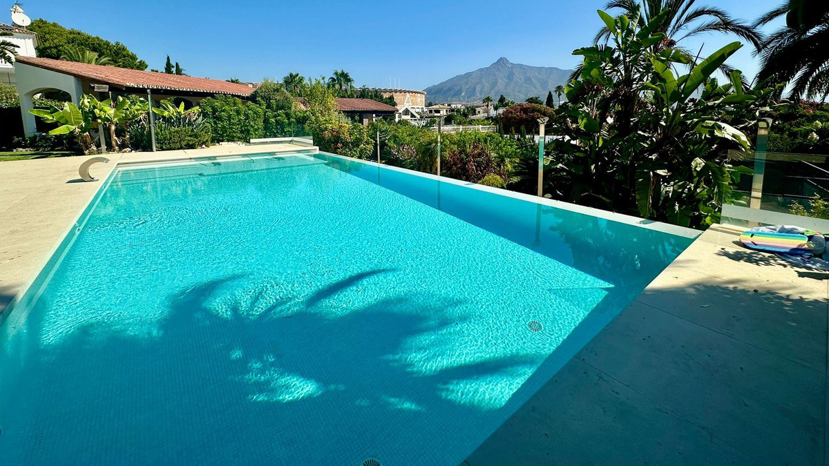 Huis te koop in Nueva Andalucía | 7 slaapkamers H5211730