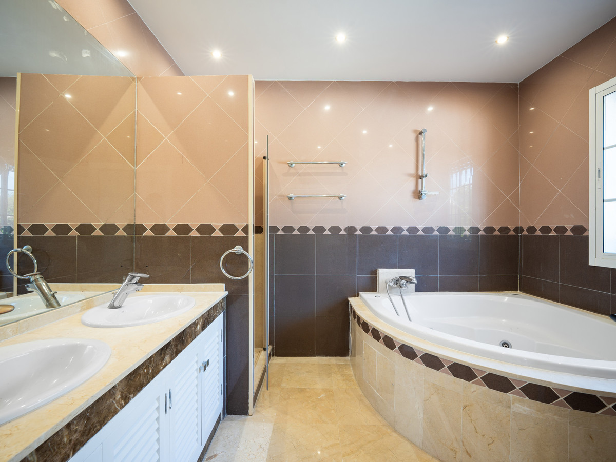 Huis te koop in Nueva Andalucía | 4 slaapkamers H5375173