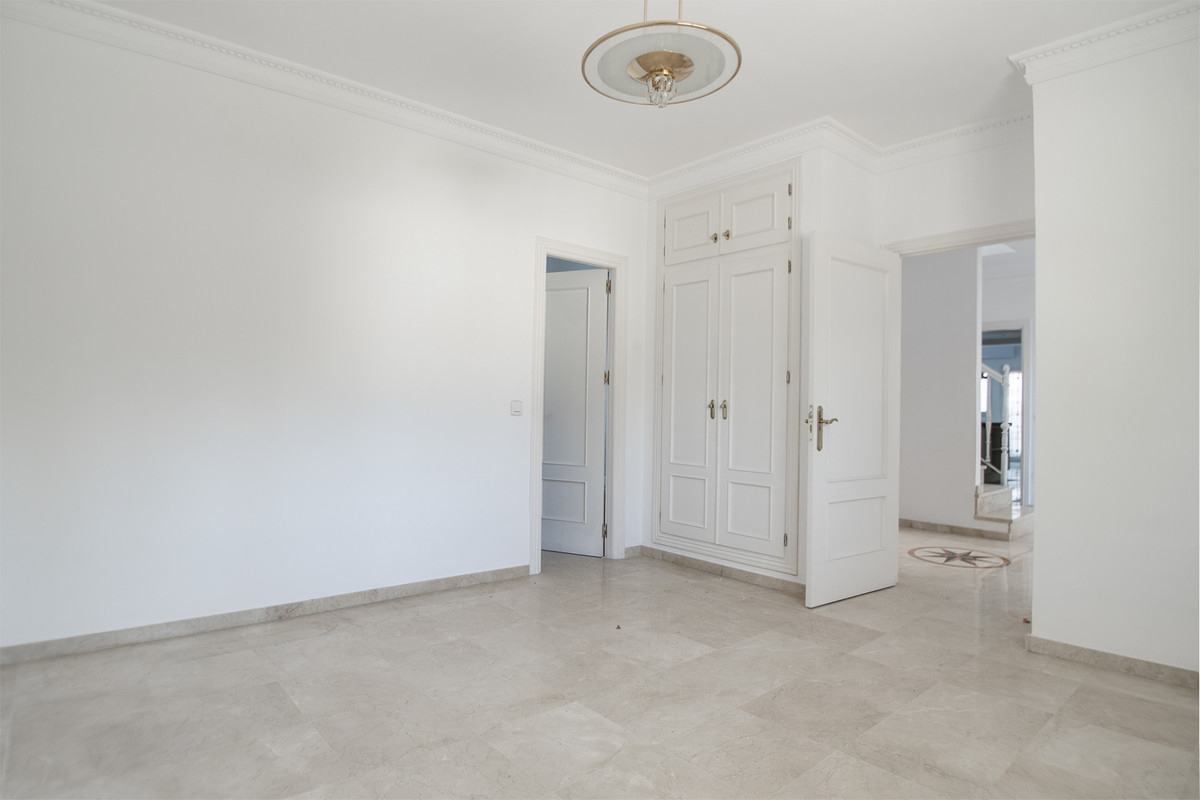 Huis te koop in Nueva Andalucía | 4 slaapkamers H5379223