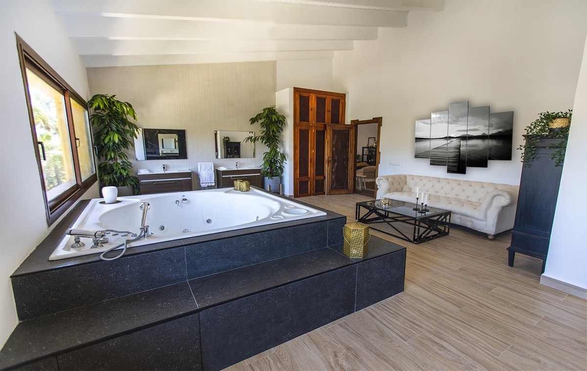 Huis te koop in Nueva Andalucía | 10 slaapkamers H5420308