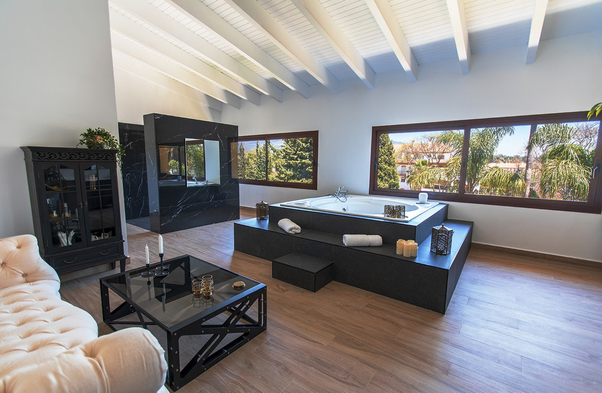 Huis te koop in Nueva Andalucía | 10 slaapkamers H5420308