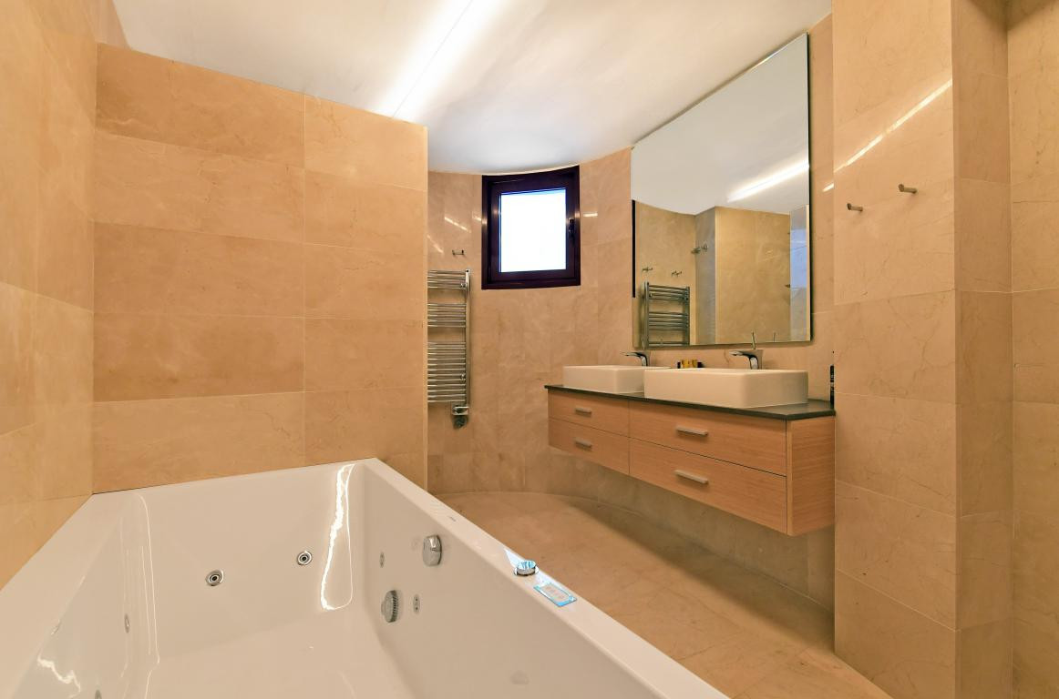 Huis te koop in Nueva Andalucía | 7 slaapkamers H5428045