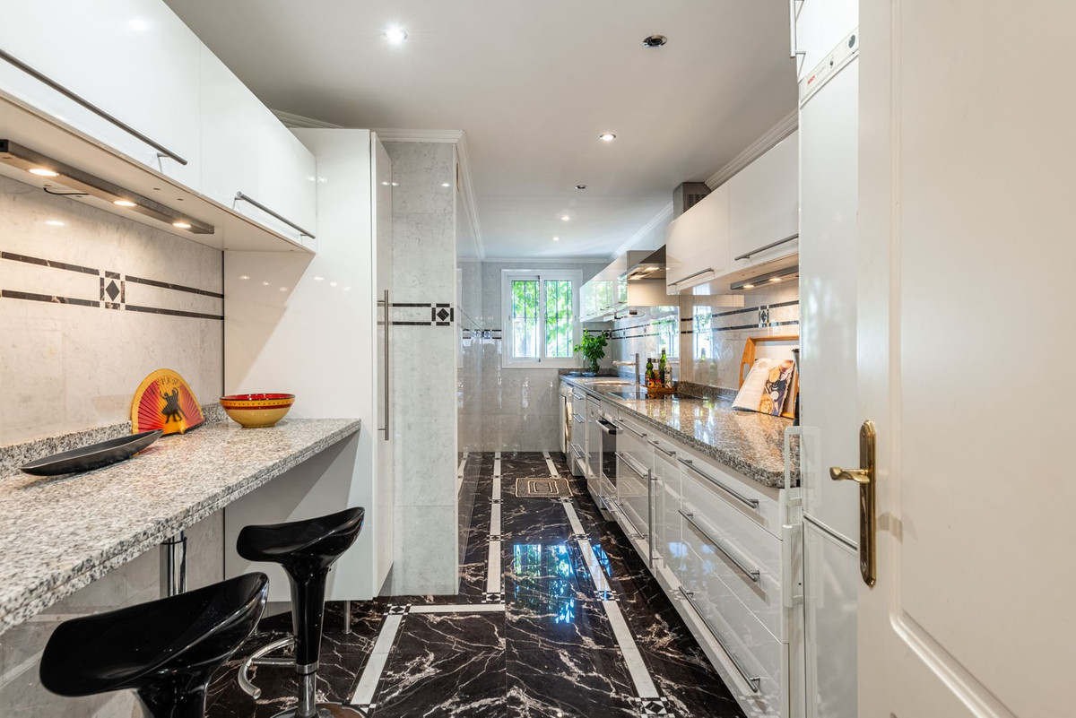Huis te koop in Nueva Andalucía | 4 slaapkamers H5492449