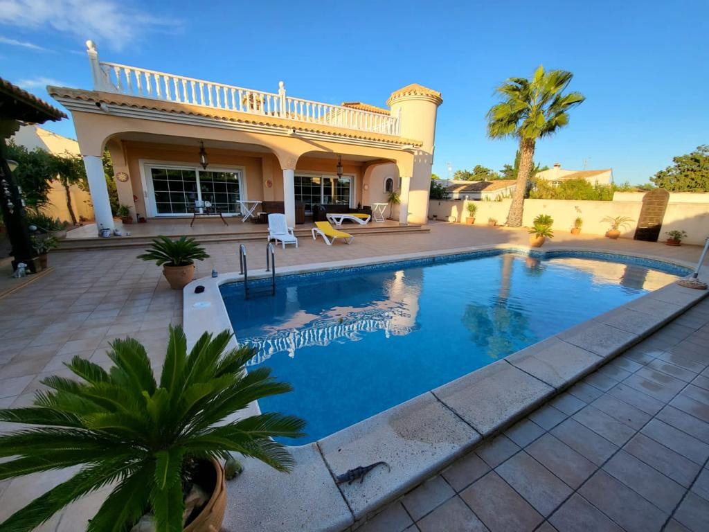 Huis te koop in Playa Flamenca | 4 slaapkamers H5295337