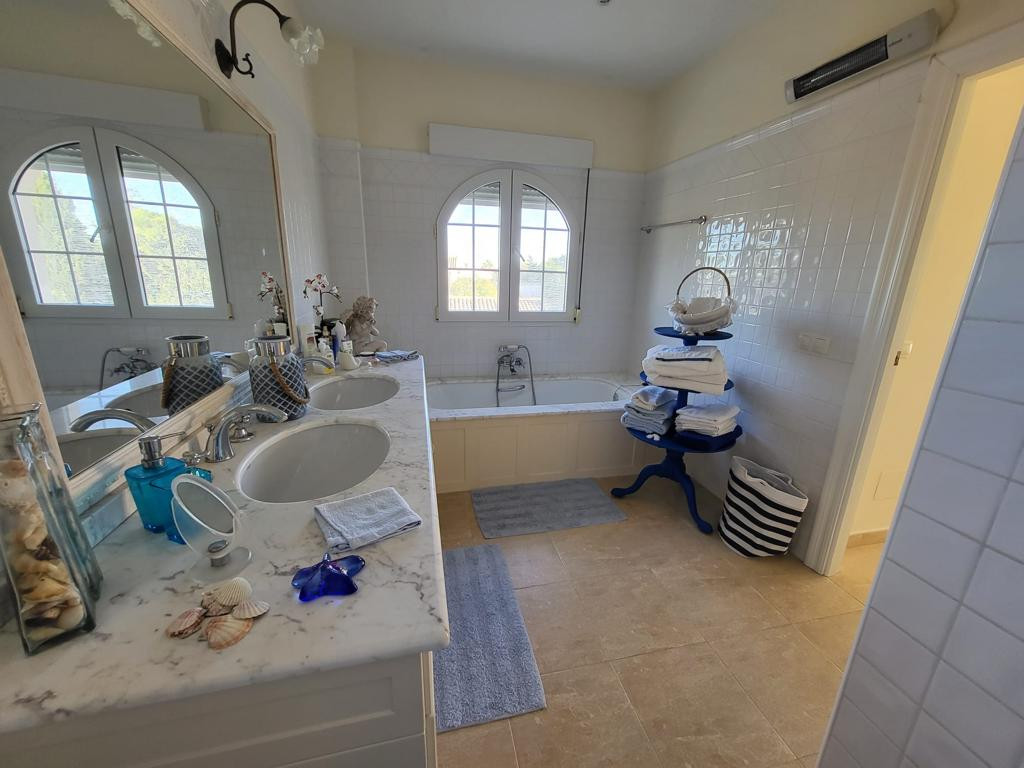 Huis te koop in Playa Flamenca | 4 slaapkamers H5295337