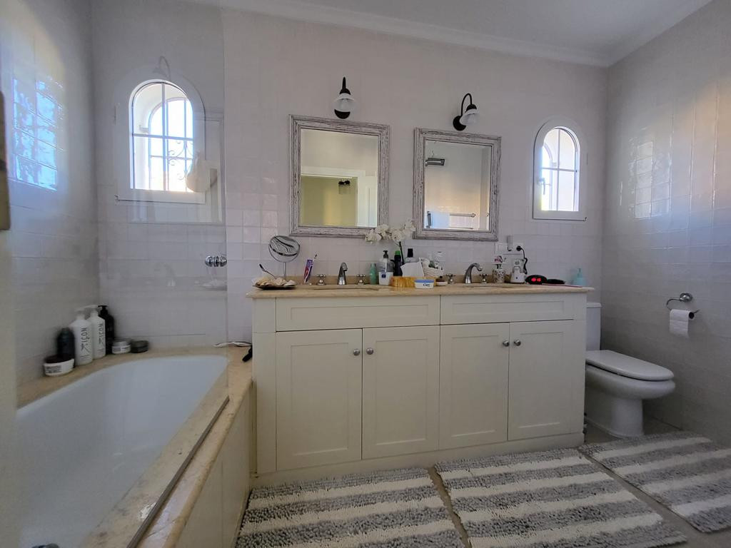 Huis te koop in Playa Flamenca | 4 slaapkamers H5295337