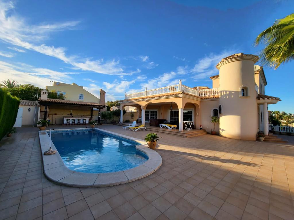 Huis te koop in Playa Flamenca | 4 slaapkamers H5295337
