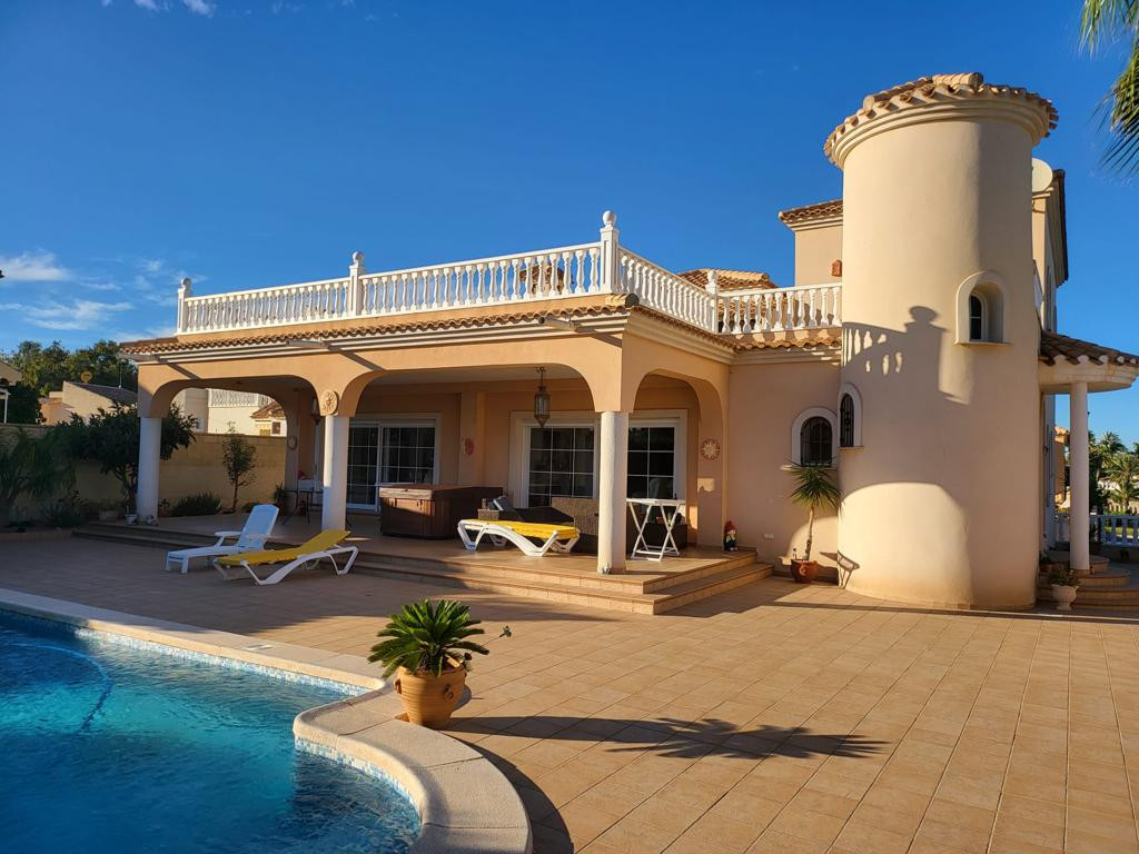 Huis te koop in Playa Flamenca | 4 slaapkamers H5295337