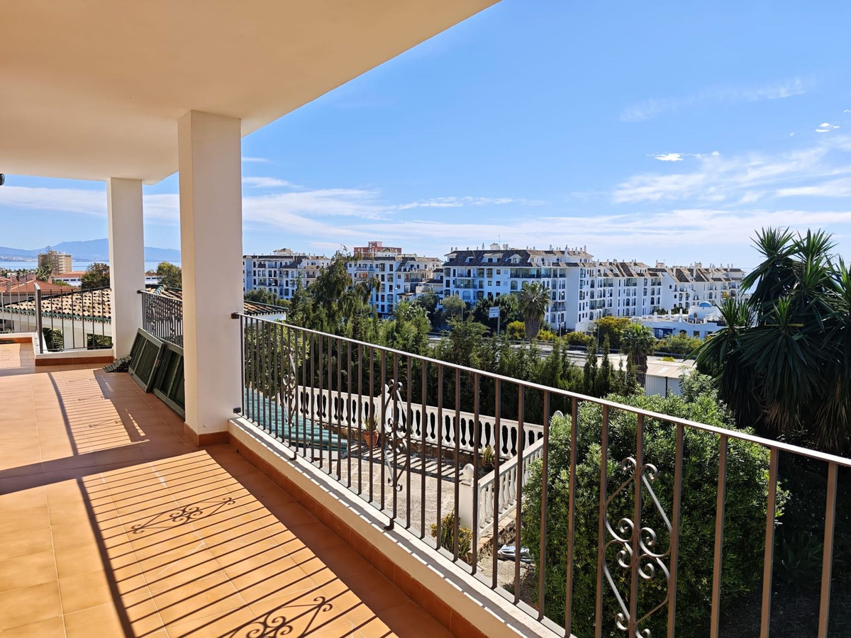 Huis te koop in San Luis de Sabinillas | 4 slaapkamers H5353336