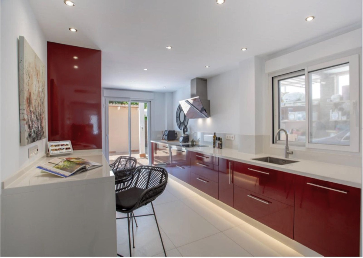Huis te koop in San Luis de Sabinillas | 4 slaapkamers H5394451