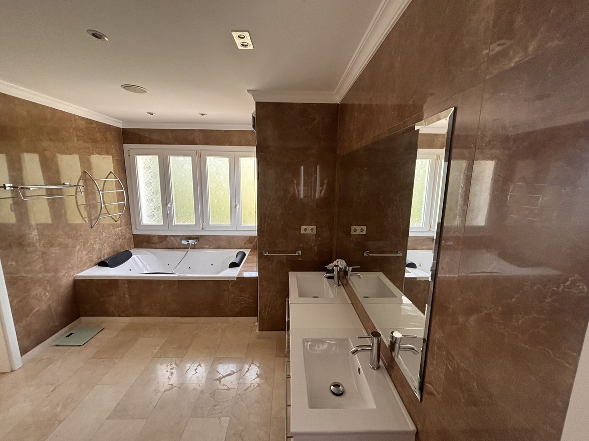 Vrijstaande Villa te koop in Selwo | 5 slaapkamers H5104306