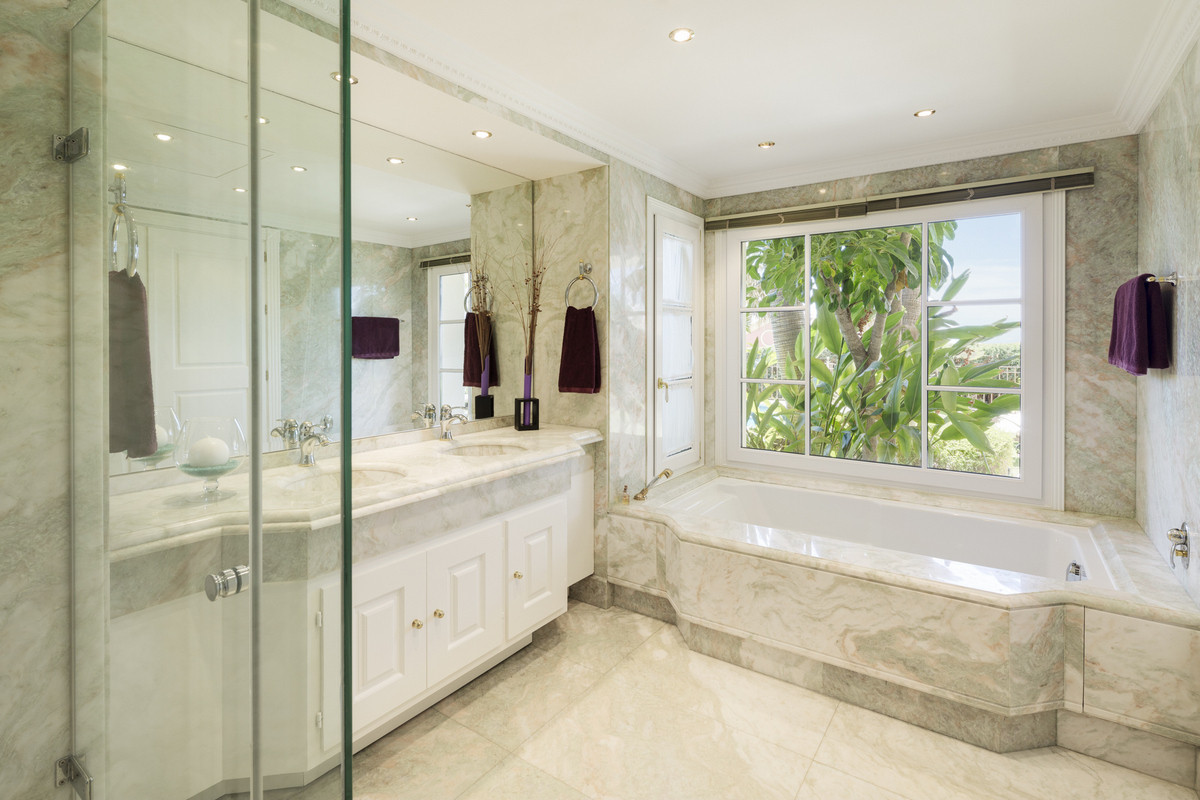 Huis te koop in Sierra Blanca | 7 slaapkamers H2812292