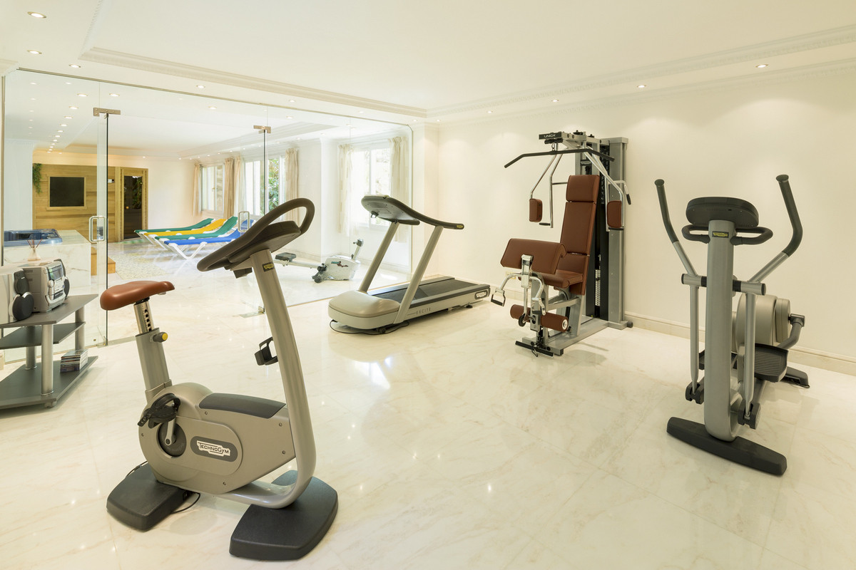 Huis te koop in Sierra Blanca | 7 slaapkamers H2812292