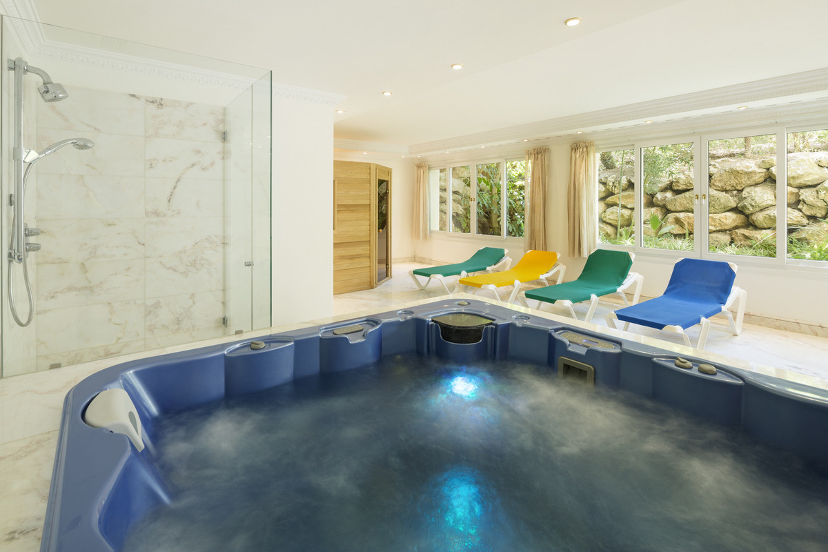 Huis te koop in Sierra Blanca | 7 slaapkamers H2812292