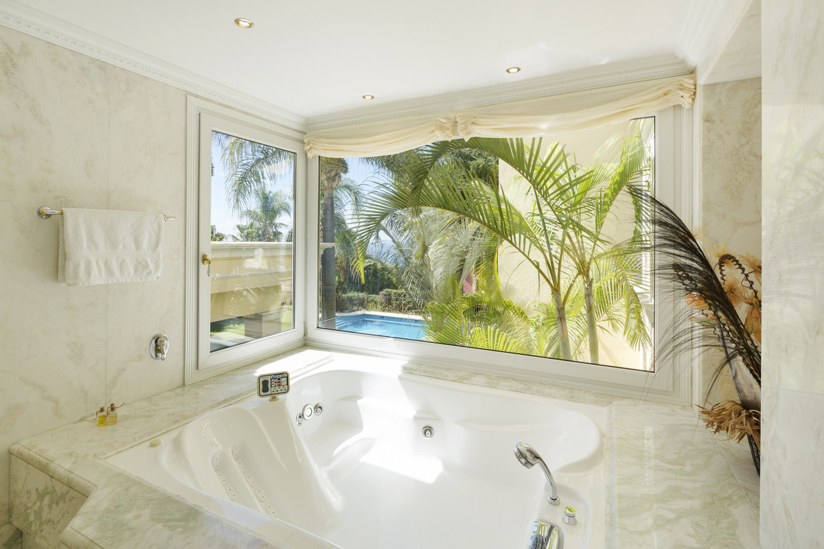 Huis te koop in Sierra Blanca | 7 slaapkamers H2812292