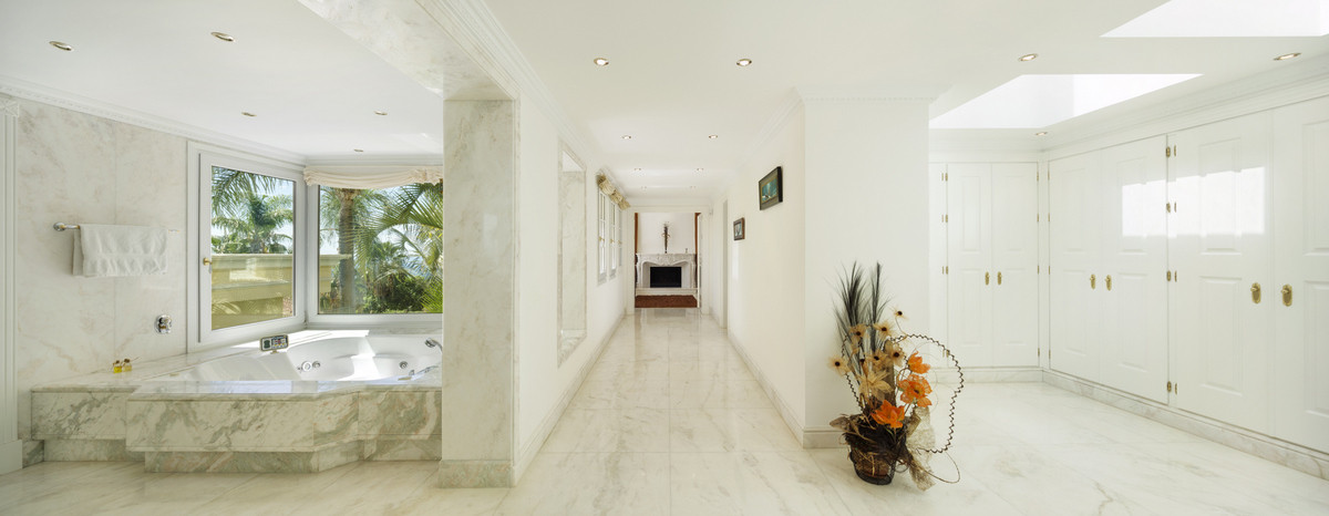 Huis te koop in Sierra Blanca | 7 slaapkamers H2812292