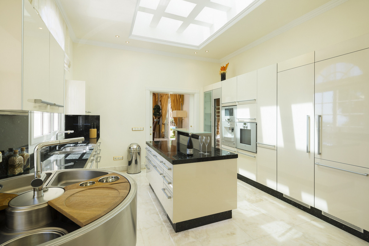 Huis te koop in Sierra Blanca | 7 slaapkamers H2812292