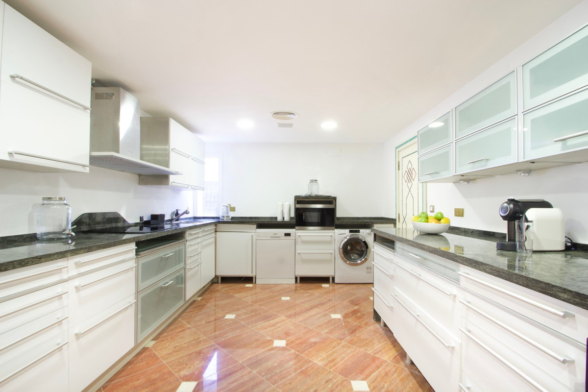 House for sale in The Golden Mile | 9 bedrooms H5065927