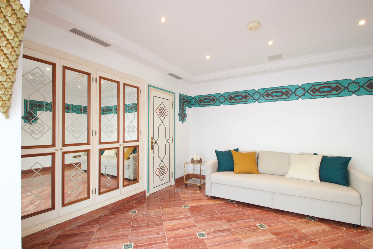 House for sale in The Golden Mile | 9 bedrooms H5065927