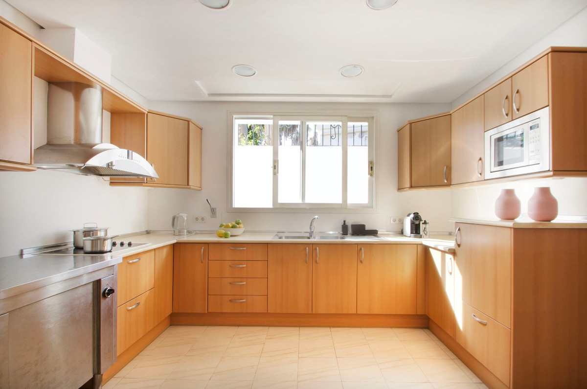 House for sale in The Golden Mile | 9 bedrooms H5065927