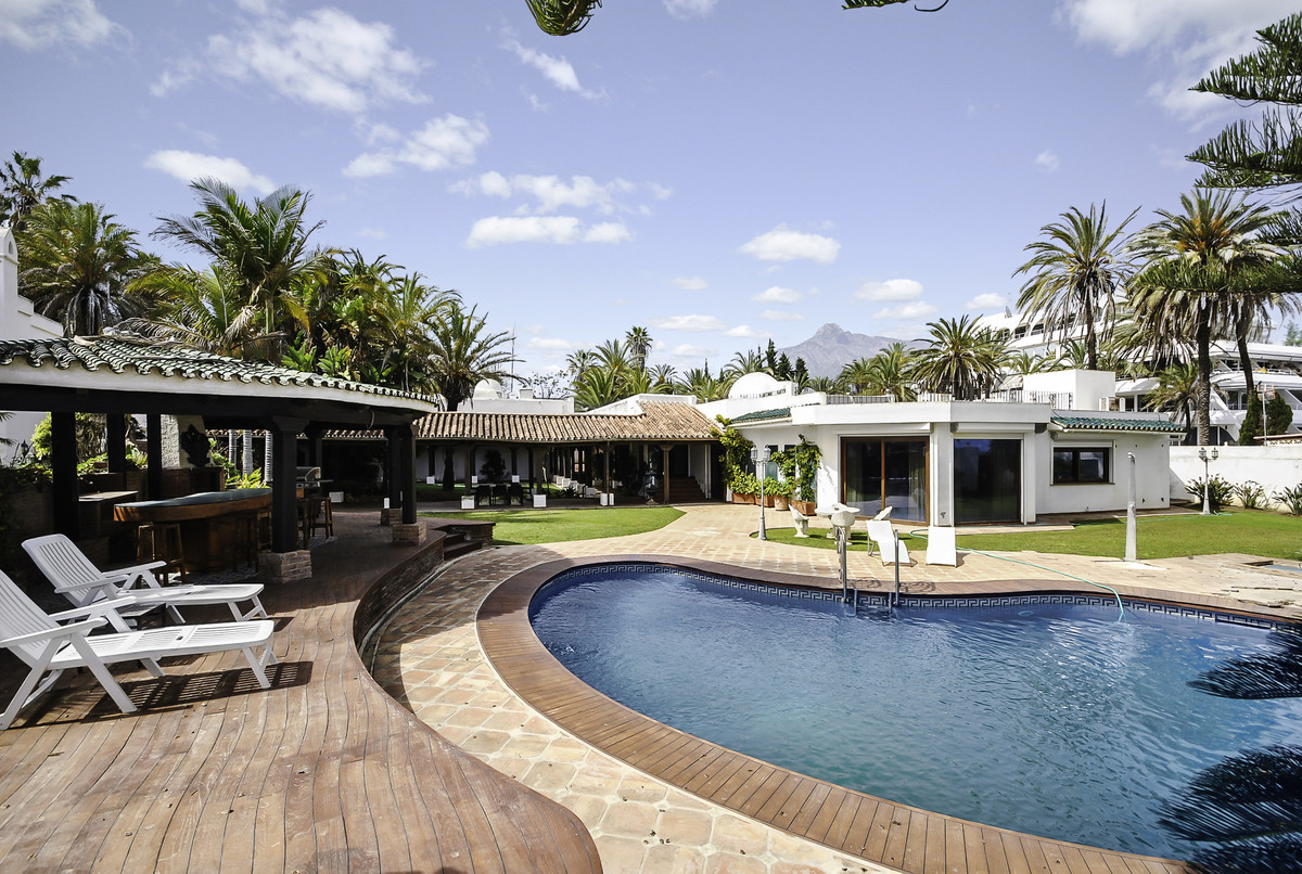 House for sale in The Golden Mile | 9 bedrooms H5065927
