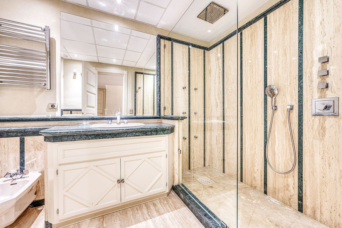 Huis te koop in The Golden Mile | 5 slaapkamers H5236525