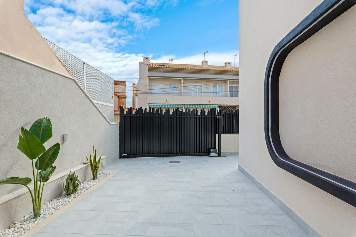 Huis te koop in Torre de la Horadada | 4 slaapkamers H5348341