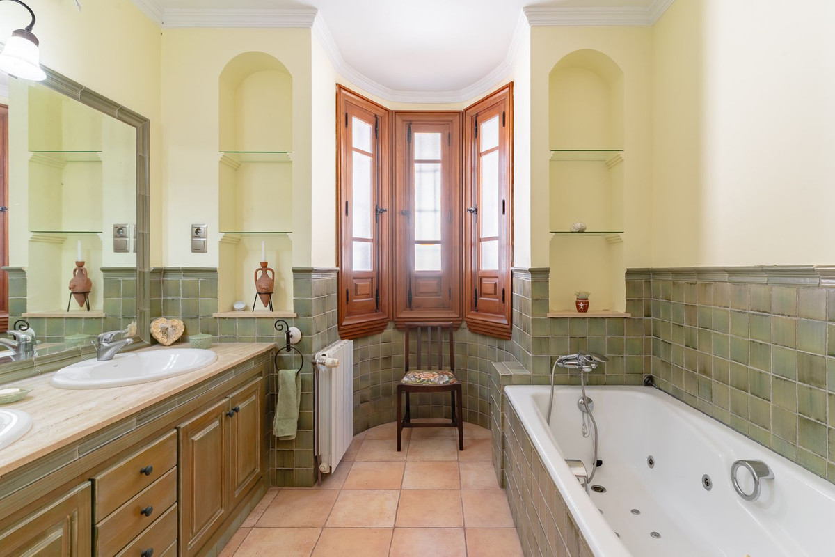 Huis te koop in Torre del Mar | 9 slaapkamers H5115445