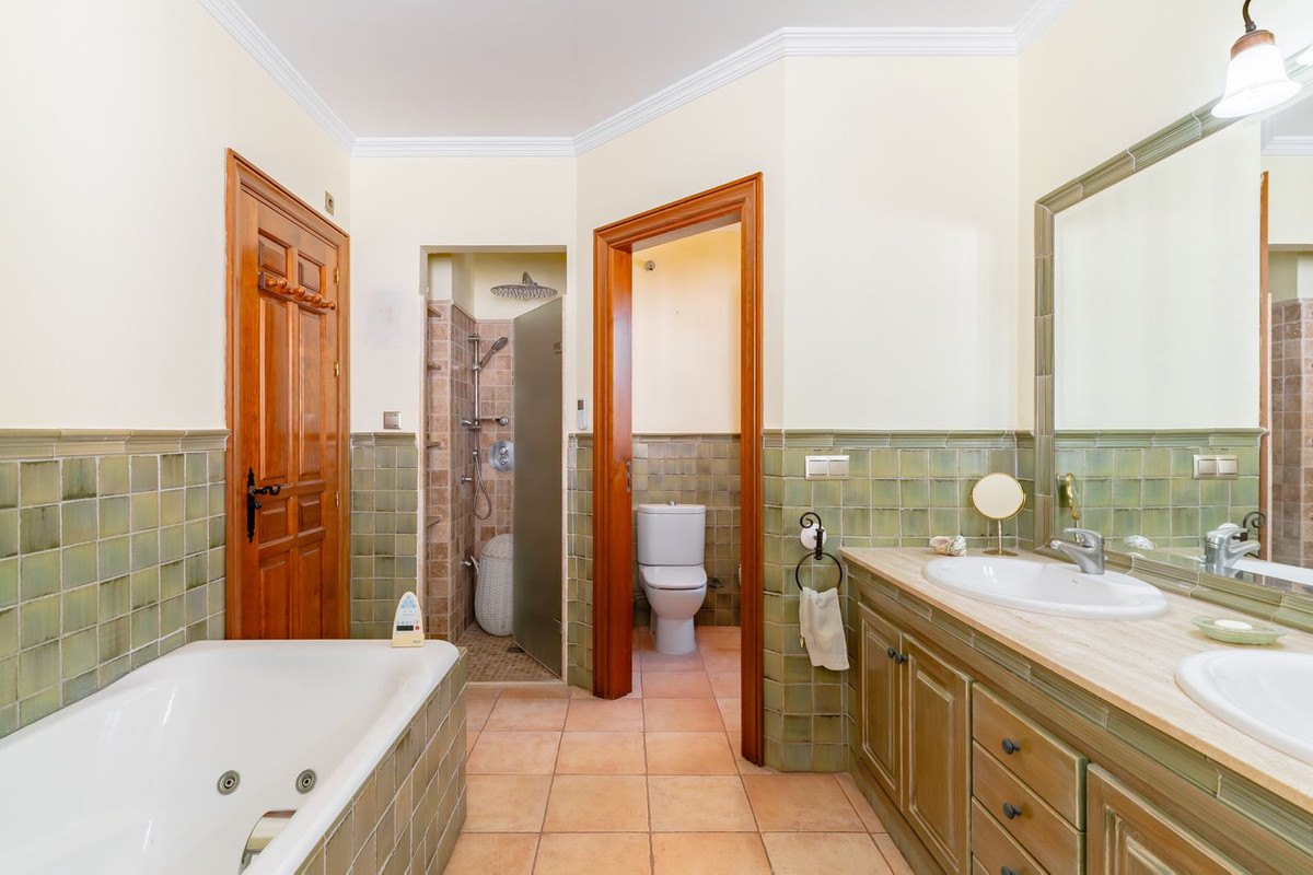 Huis te koop in Torre del Mar | 9 slaapkamers H5115445