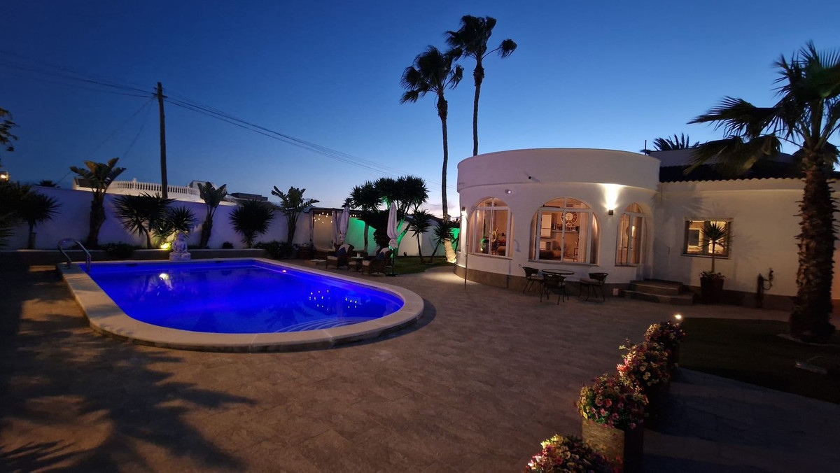 Huis te koop in Torrevieja | 5 slaapkamers H5300479