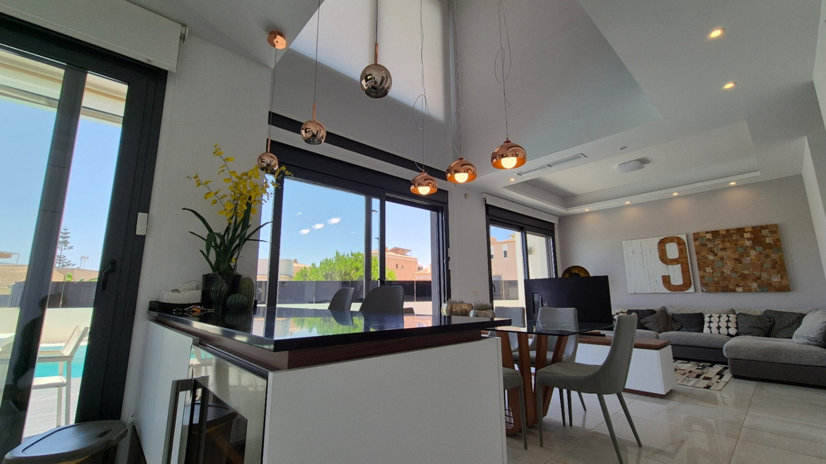 Huis te koop in Torrevieja | 4 slaapkamers H5380810
