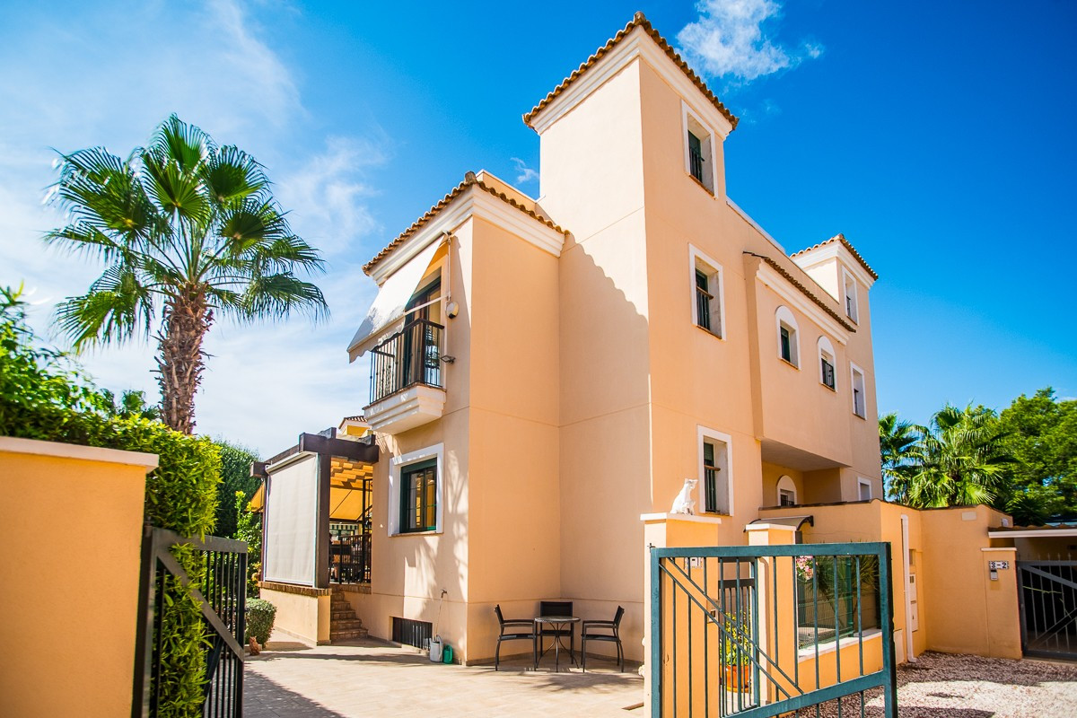 Huis te koop in Torrevieja | 4 slaapkamers H5513392