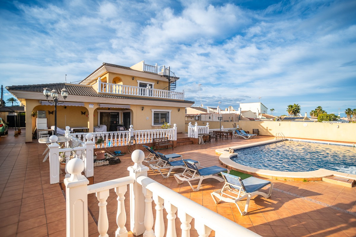 Huis te koop in Torrevieja | 6 slaapkamers H5520520
