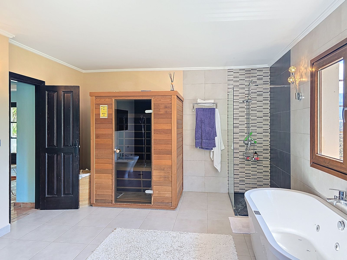 Vrijstaande Villa te koop in Torrox | 7 slaapkamers H5044738