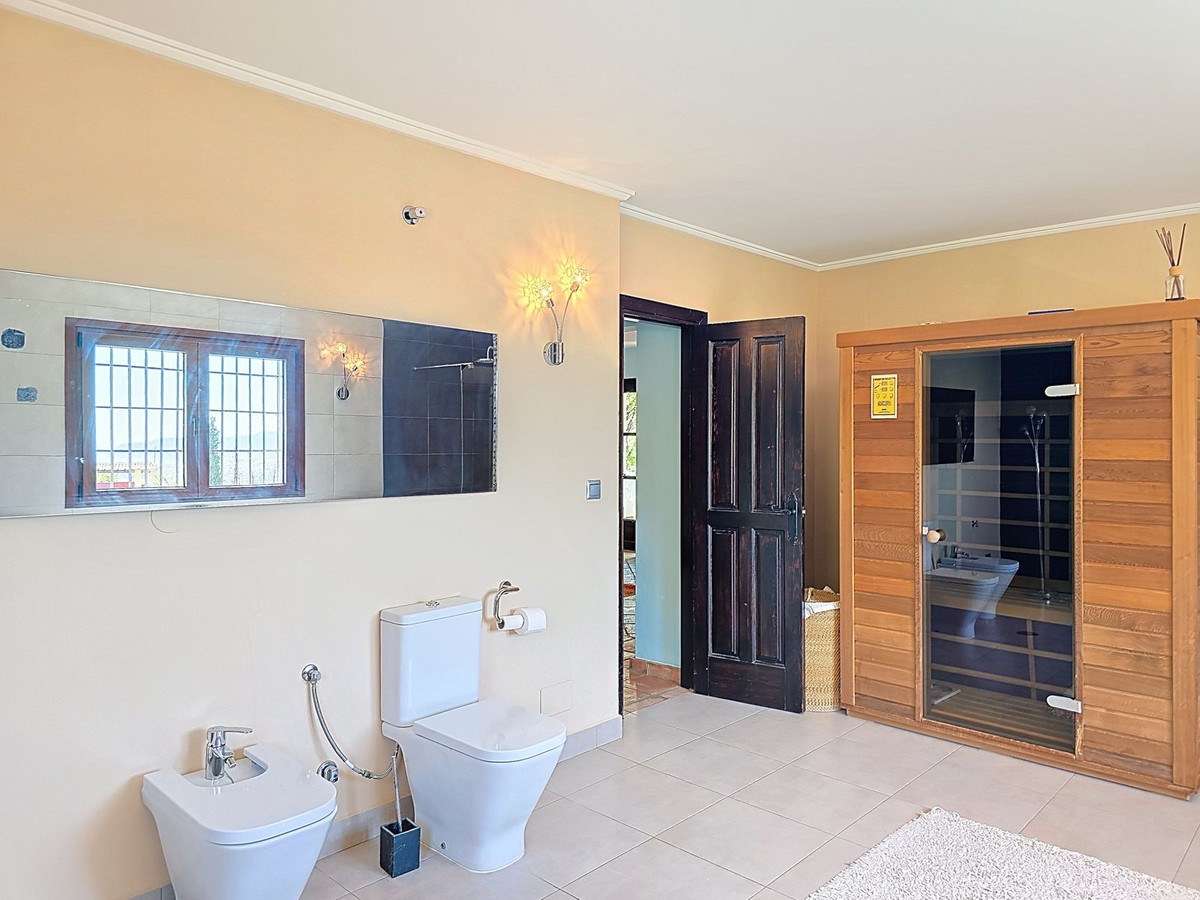 Vrijstaande Villa te koop in Torrox | 7 slaapkamers H5044738