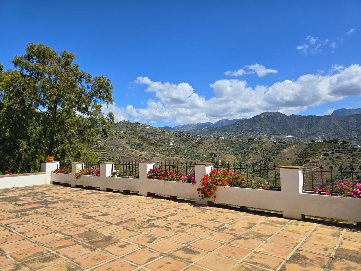Vrijstaande Villa te koop in Torrox | 7 slaapkamers H5044738