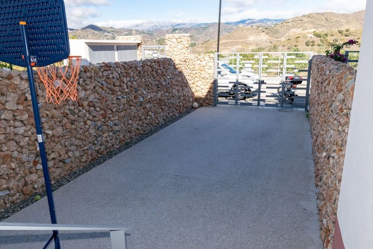 Huis te koop in Torrox Costa | 4 slaapkamers H5121952