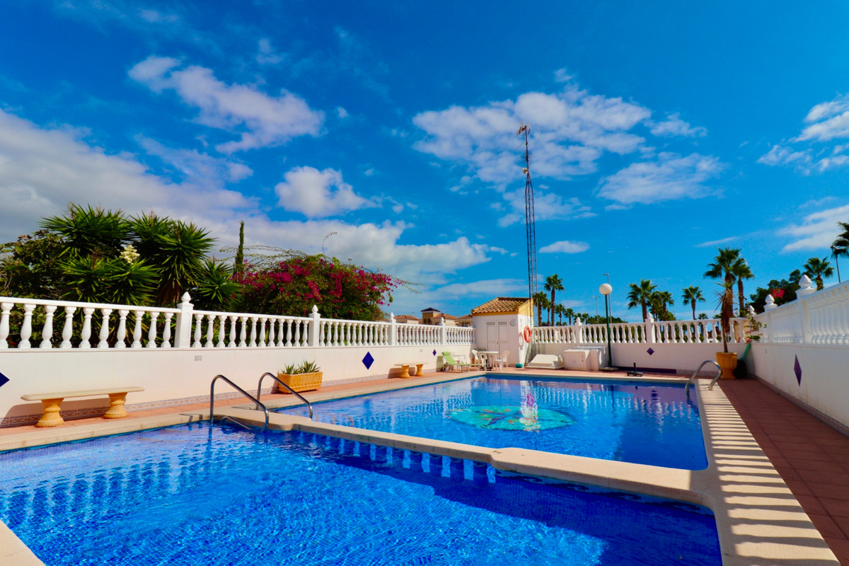 Huis te koop in Urbanización El Raso | 2 slaapkamers H5251567