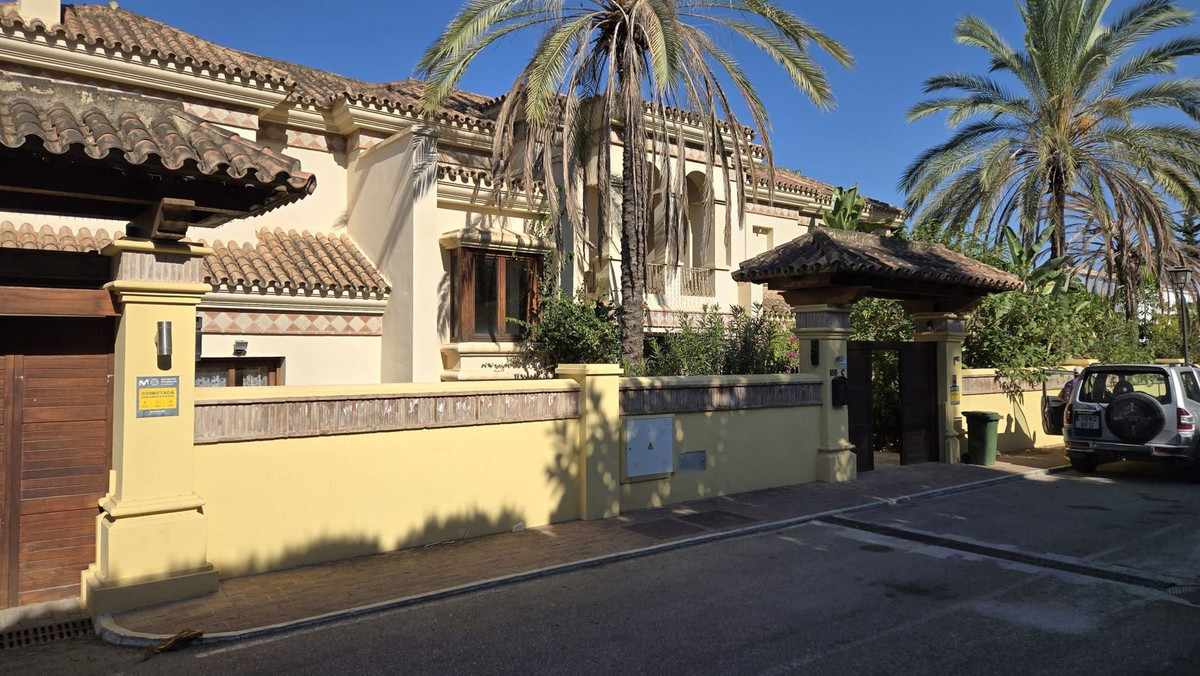 Huis te koop in El Paraiso | 6 slaapkamers H5145913