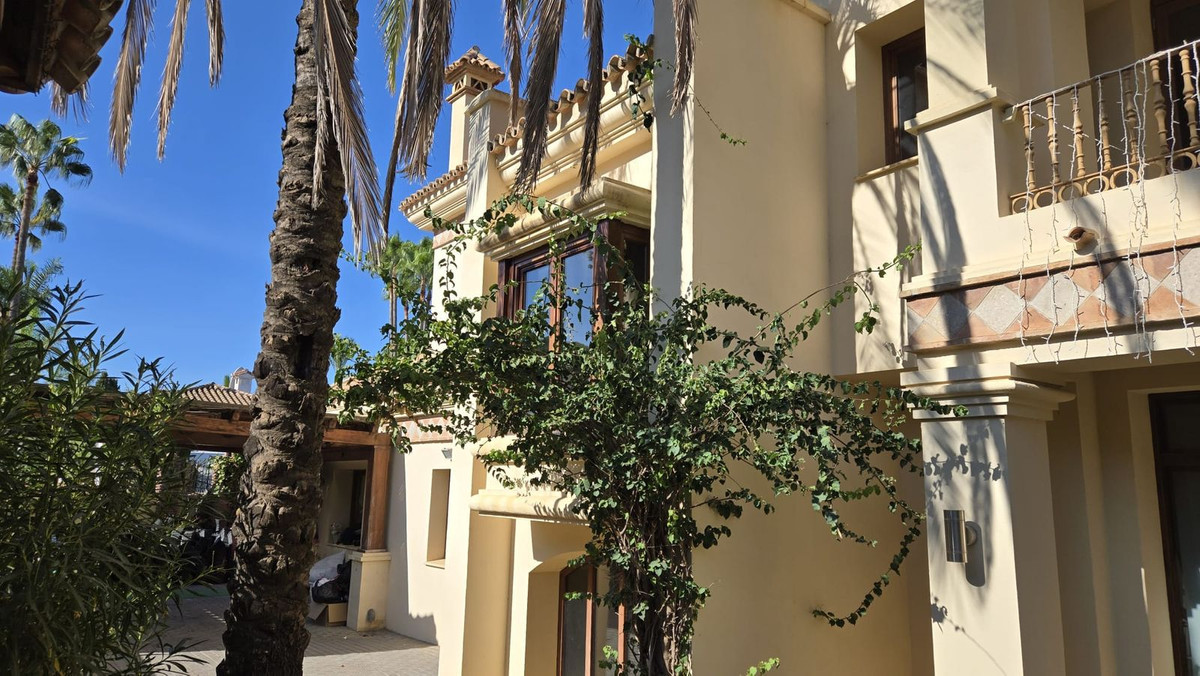 Huis te koop in El Paraiso | 6 slaapkamers H5145913