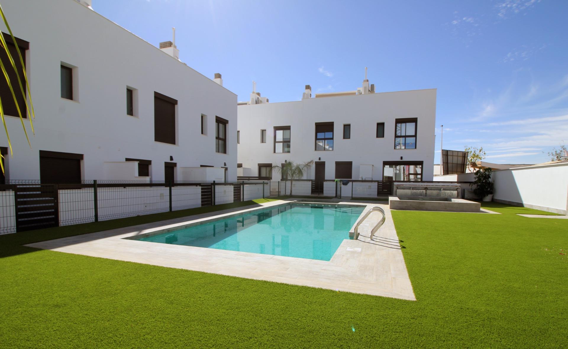 Villa te koop in Pilar de La Horadada | 4 slaapkamers H8979